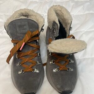 Sorel W 9.5 mini boot shoes